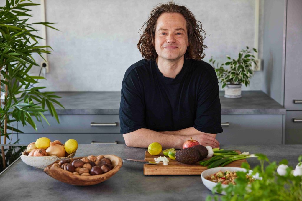 Half opgegeten maaltijd op een bord als symbool voor leren door fouten, afvallen en een gezonde relatie met eten